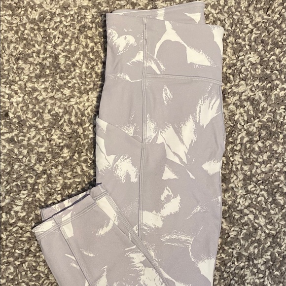 Lululemon speed up tight 28” size 4 - Picture 2 of 3